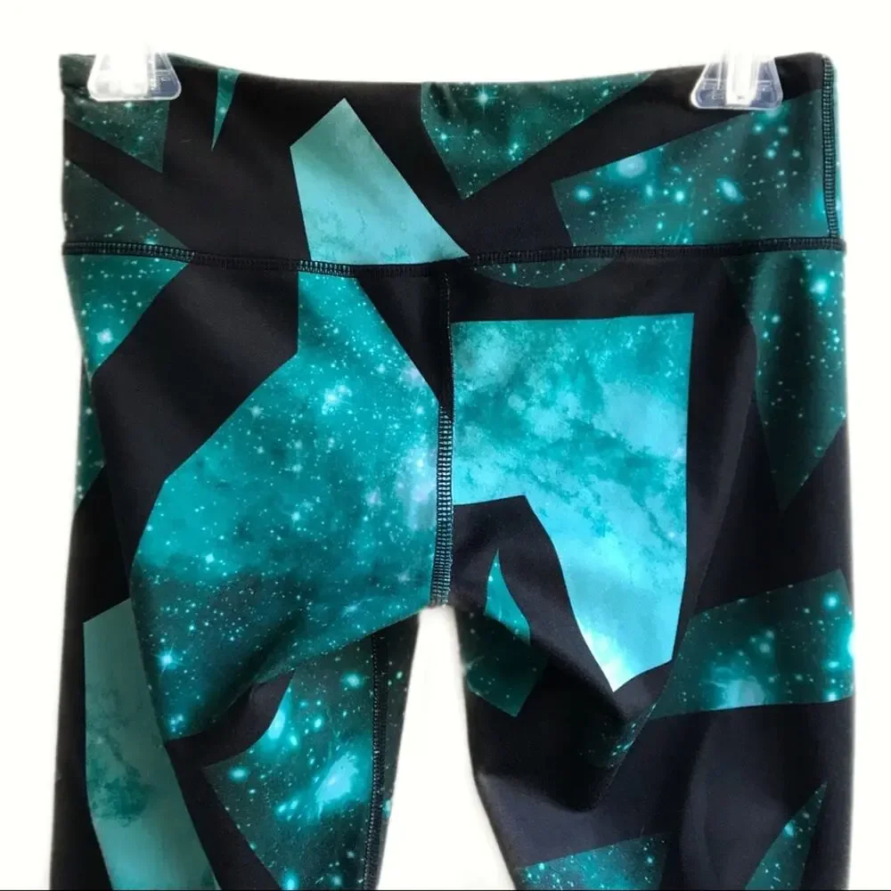 Alo Yoga Airbrush Island Space Crops Size S 3/4 Capris Leggings Mid Rise Gym Run